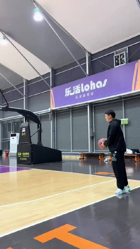 底角三分自投自抢一分钟，12中10的命中率！徐杰是15中14