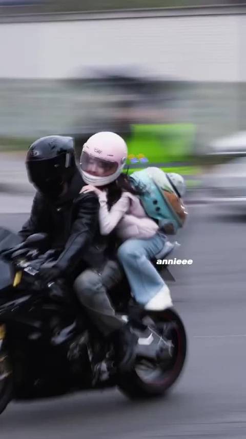 《告白》机车路透来了！王星越邓恩熙同框骑行，好有氛围感啊，期待