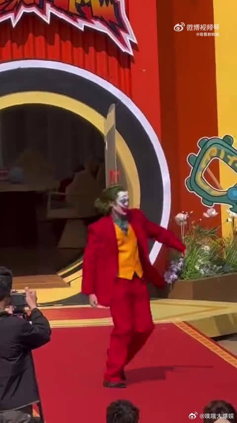 王传君 cos 小丑直接把我帅晕，疯批范儿太戳人了！