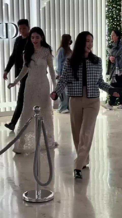 林允活动现场，美得越来越大气，星爷的眼光就是好