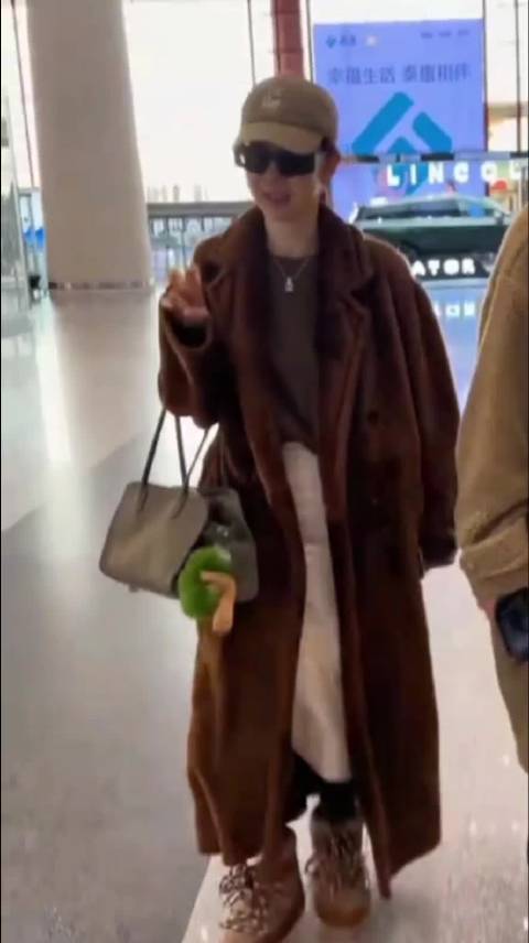 李承铉戚薇夫妻甜蜜合体出行