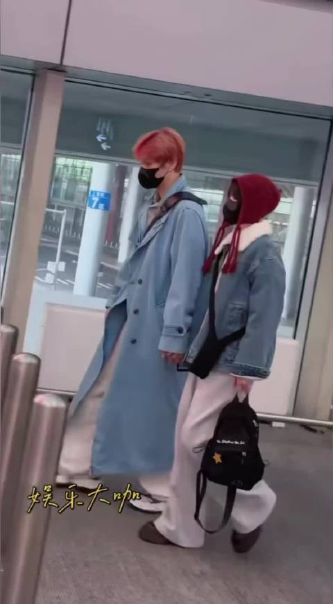 网友偶遇李荣浩与杨丞琳在机场手牵手，两人衣服都是同款色系，稳稳的幸福！