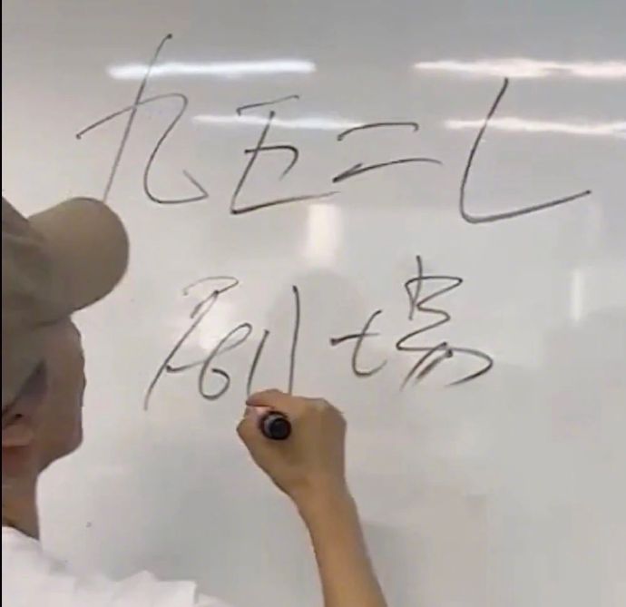 像娄艺潇、周星驰等传统影视圈名人，是以什么方式进入短剧领域的？