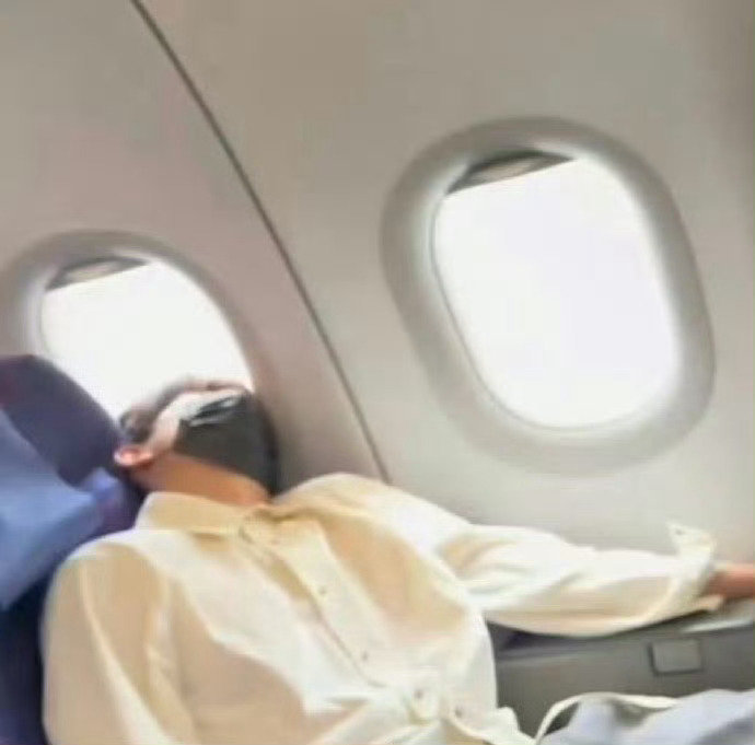 胡先煦睡觉乌龙事件引发了哪些关于航空安全和健康风险的讨论？