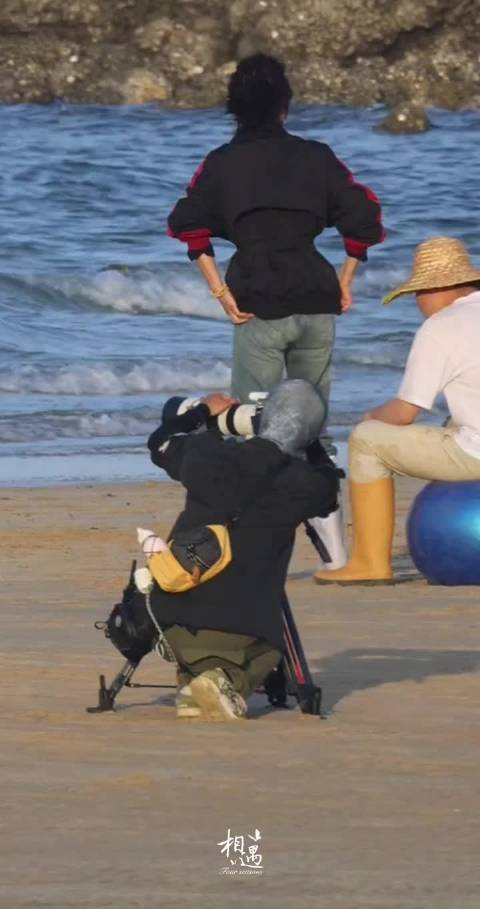 秦岚是什么大力士啊！能轻松背起来徐志胜！