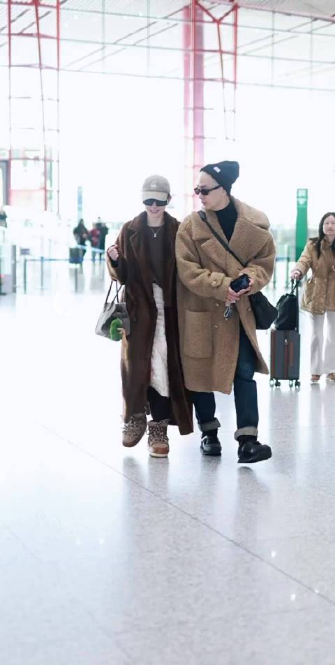 李承铉托运行李间隙给戚薇按摩