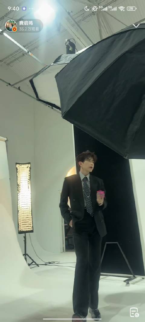 费启鸣直播拍摄微博之夜出发图全程与粉丝互动
