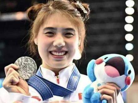 张雨霏覃海洋绯闻引热议，金牌教练发声，张雨霏五字回应