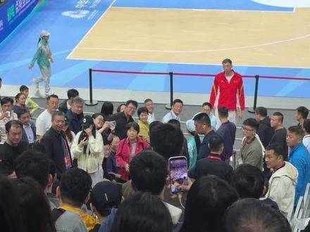 周琦携子出席全运会颁奖礼，球员家属需购票入场