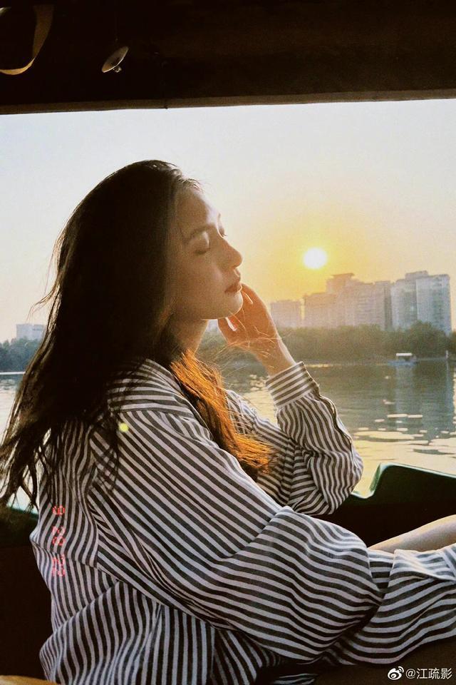假期出游怎么穿？江疏影演绎条纹衬衫裙，简约又舒适