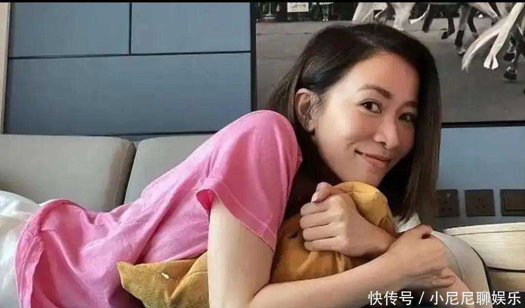 佘诗曼荧幕上霸气全开，私下喜欢宅在家，坐拥几套豪宅扔拼事业