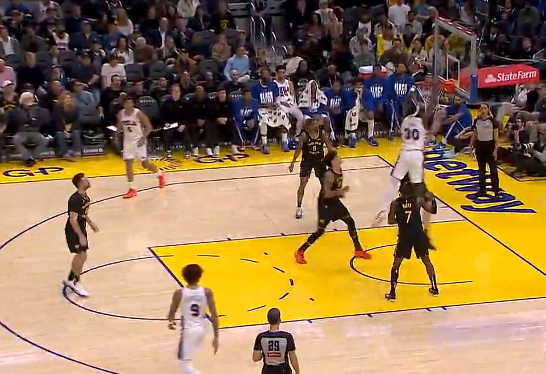 博纳冲抢前场板上演双手暴力砸扣，已经5中5砍下10分3篮板