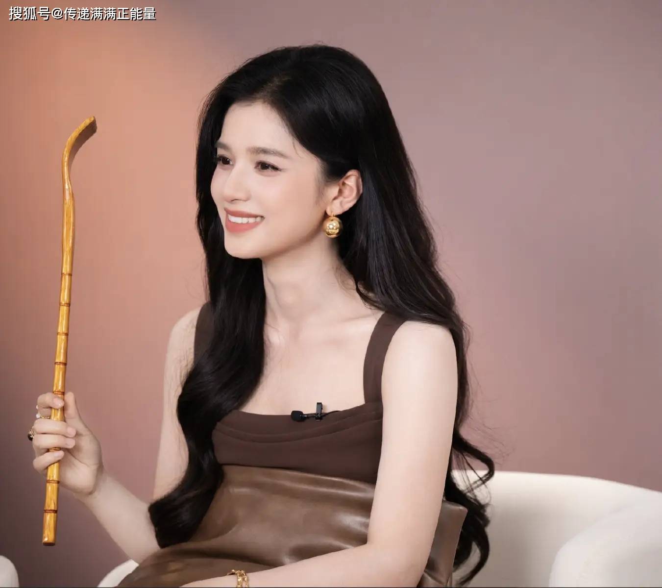 张婧仪造型的留白美学：为什么越简单越动人？