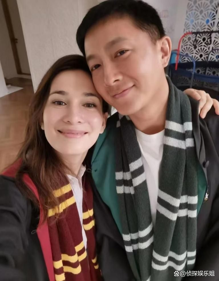 韩庚老婆晒全家福,夫妻穿情侣学院服撒糖,2岁女儿南瓜装超级萌