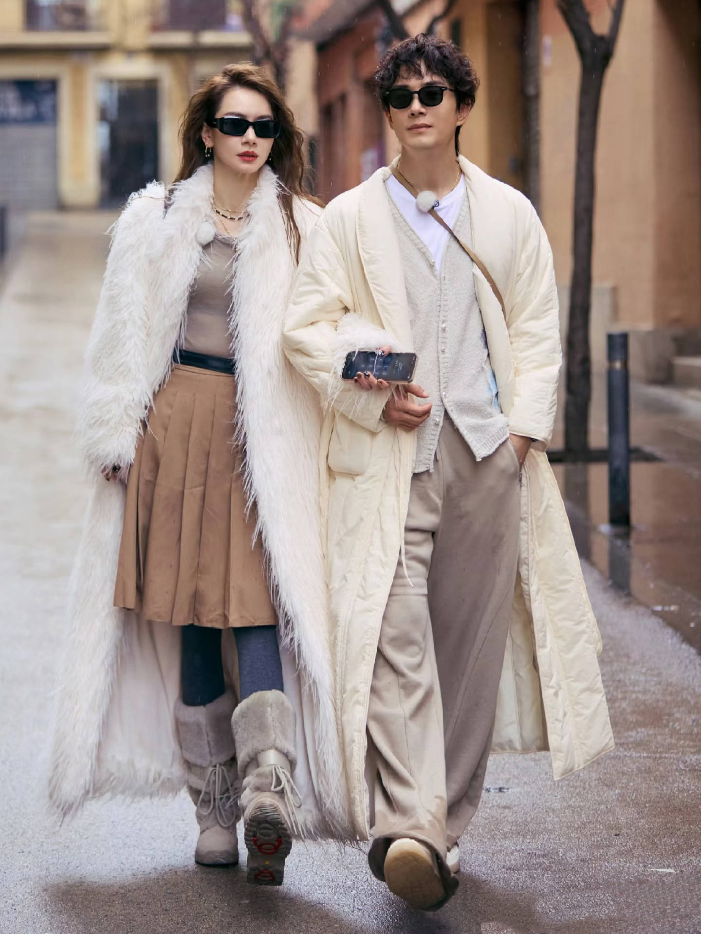 戚薇夫妇现身机场，李承铉穿泰迪熊大衣好拉垮，差点被认成具俊晔