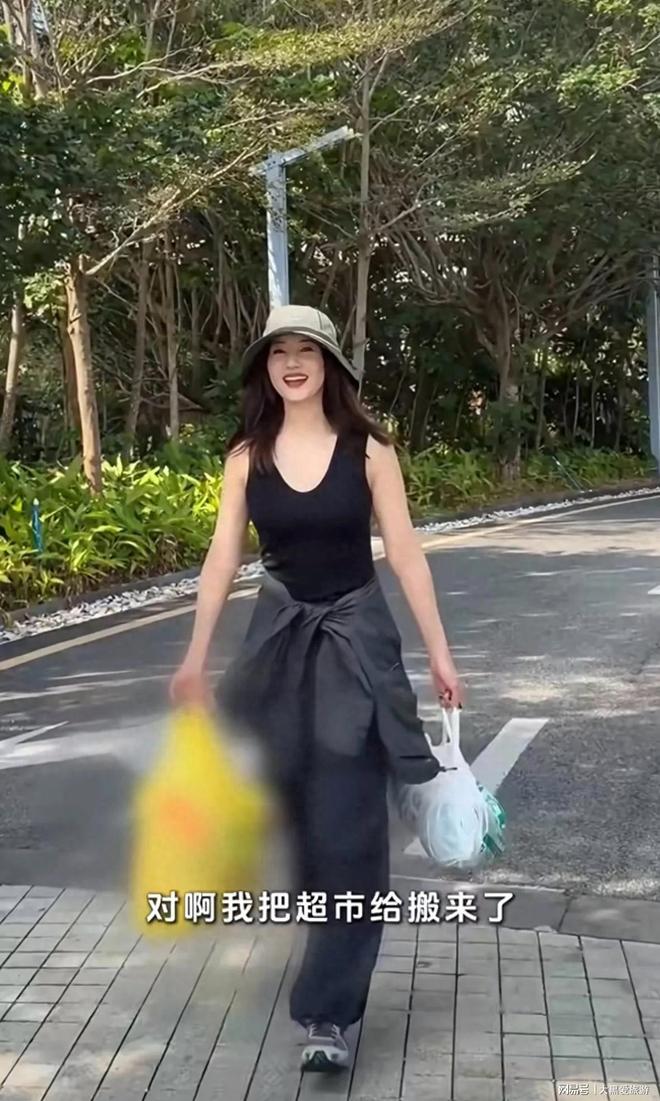 高圆圆私下自驾这么接地气，塞满馒头红肠进山，捡个松果还闹笑话