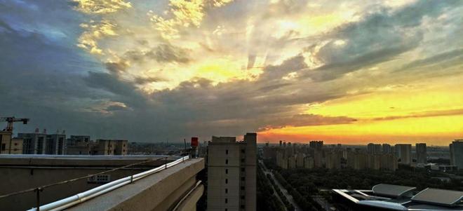 楼顶之上看风景：晚霞与小城的浪漫邂逅