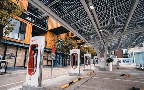 【采桩网】一一特斯拉在全球已有30000多个超级充电桩