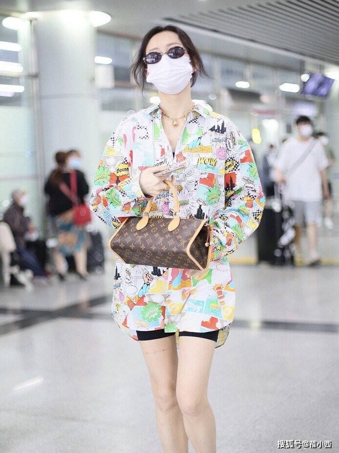 看了王鸥的穿搭，我悟了：衬衫不配半身裙、乐福鞋，才更时髦洋气