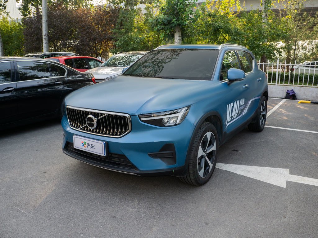 沃尔沃XC40后排座椅放倒是纯平的吗？靠背和坐垫不平，放倒有波动？