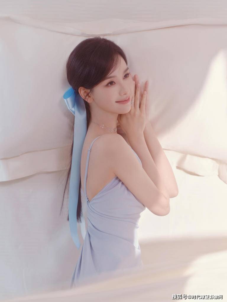 内娱独一份！陈都灵李沁白鹿，把江南烟雨穿成了行走的水墨画