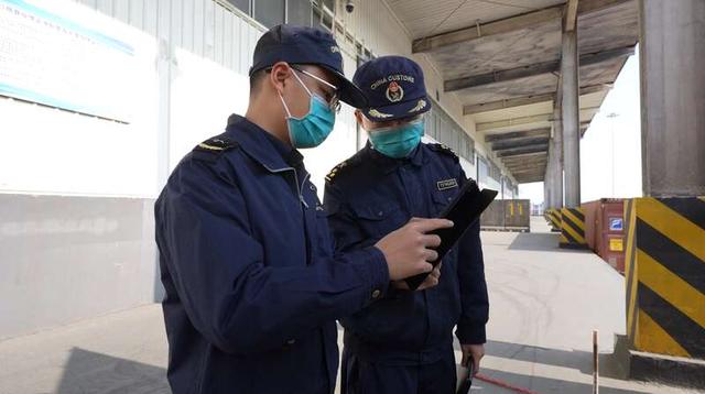 2月2日，钦州港海关关员手持移动查验终端，逐项比对集装箱封识、货物性状。中青报·中青网记者 谢洋/摄
