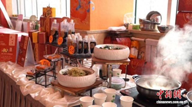 鞍钢现代城市服务(鞍山)有限公司东山宾馆展出的美食。韩浩天 摄