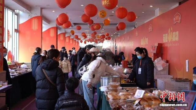 鞍钢烧结球团食堂摊位前试吃的市民。韩浩天 摄