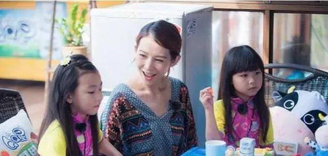 张晋蔡少芬小儿子好帅啊！和爸爸长得真像，三个孩子长得都好标致