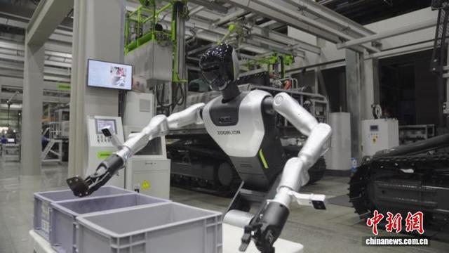 中联重科具身智能人形机器人在工厂内作业。中联重科 供图