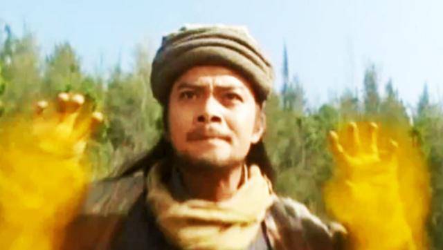 扫地僧被萧峰一掌打吐血，此三人表现胜扫地僧，第一名让萧峰叹服