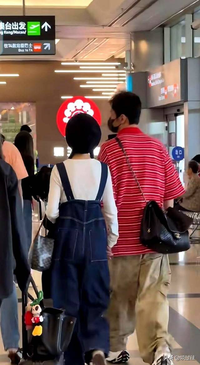 杨丞琳李荣浩现身厦门机场,全程手牵手,杨丞琳扎着小辫子好少女