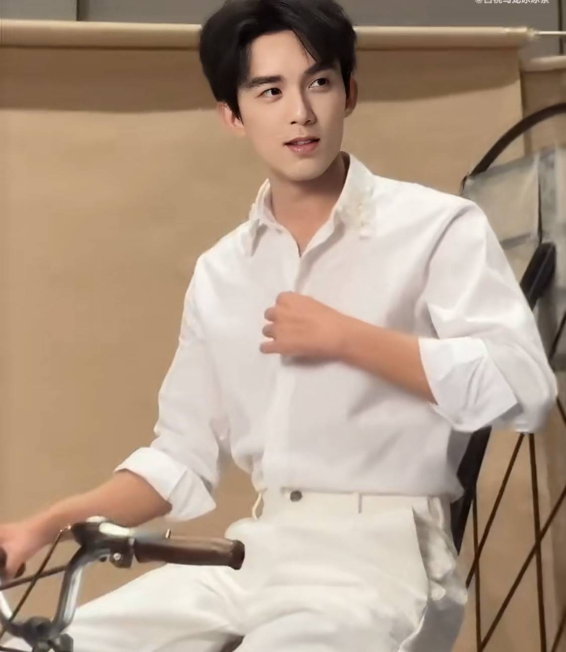 造型师提议多解一颗扣子，吴磊当场拒绝，这反应为何让全网疯狂玩梗？