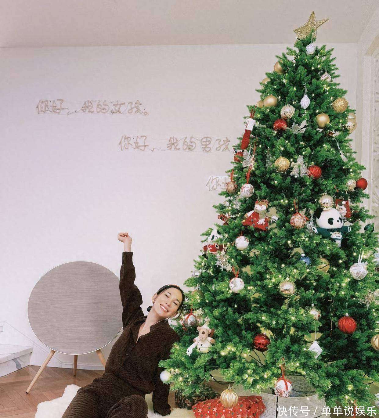 卢靖姗分享圣诞照：光脚坐地踩高跟鞋，二胎产后状态太绝