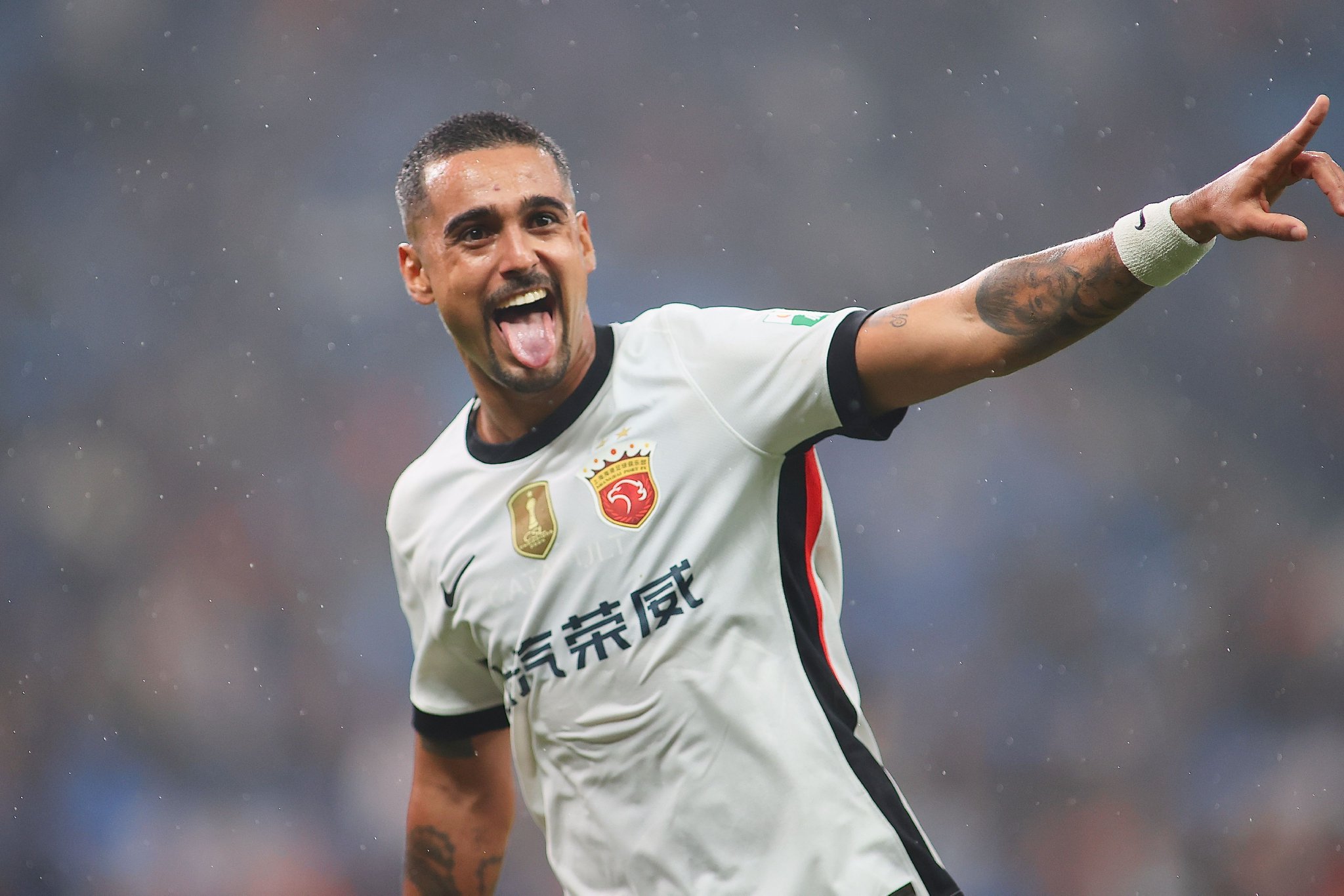 沪媒：莱昂纳多膝盖出现伤病，海港不排除引进一名备用外援前锋