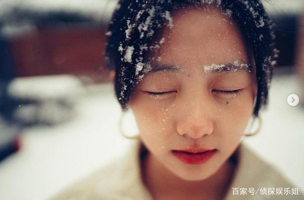 黄磊大女儿近照曝光,16岁多多雪中自拍颜值惊艳,气质显成熟