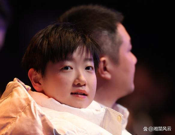 孙颖莎领奖萌翻邓亚萍,发感谢文尽显高情商和格局,善意提醒球迷