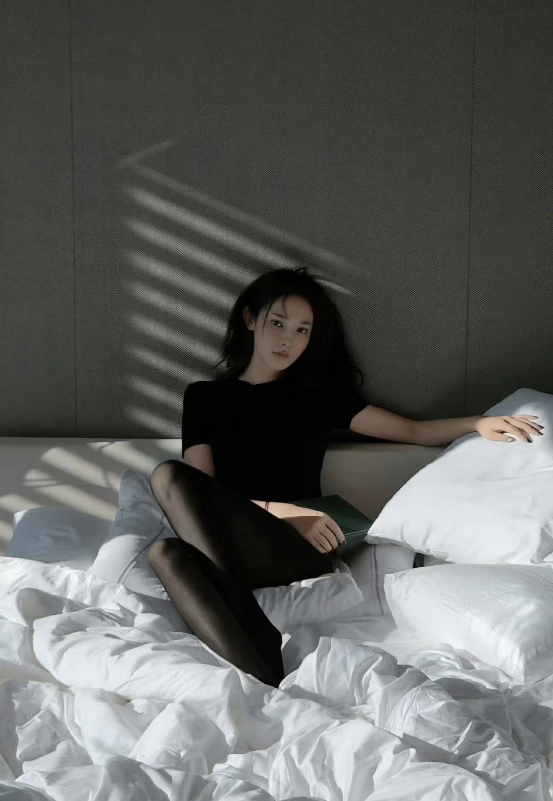 彭小苒“白开水妆”居家照，清透自然美出圈