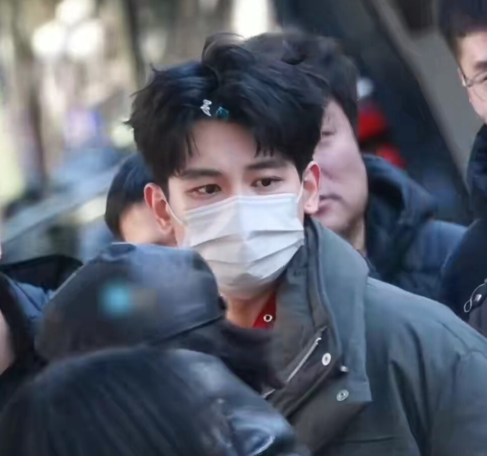 春晚第三次联排：陈小春像大爷遛弯，周传雄亮相，邓超不怕冷