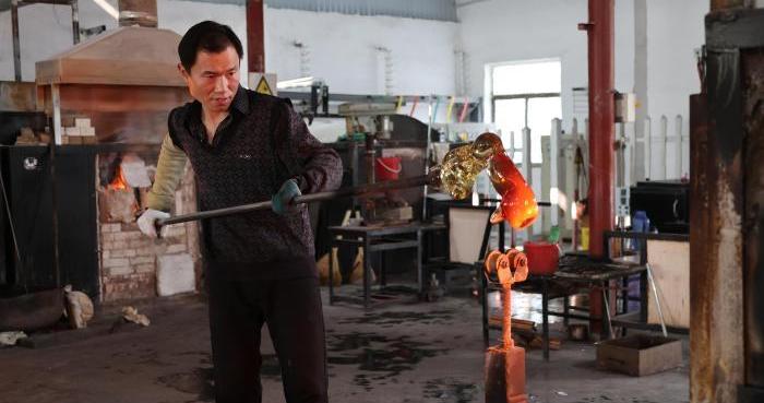 （新春走基层）淄博“琉璃马”热销 匠人赶制忙