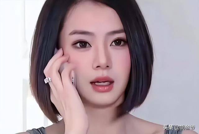 戚薇夫妻现身机场！李承铉穿泰迪熊大衣一头白发，被误认成宋小宝