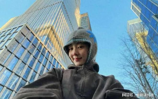 黄多多戴帽自拍笑容甜，喜迎20岁生日心情愉悦