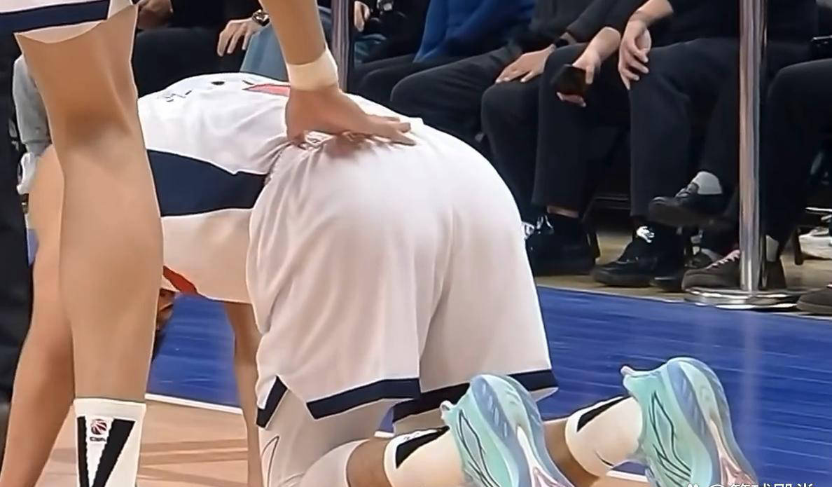 还不如让徐杰好好休息！与宁波比赛再度扭伤 脚踝反复受伤令人担忧