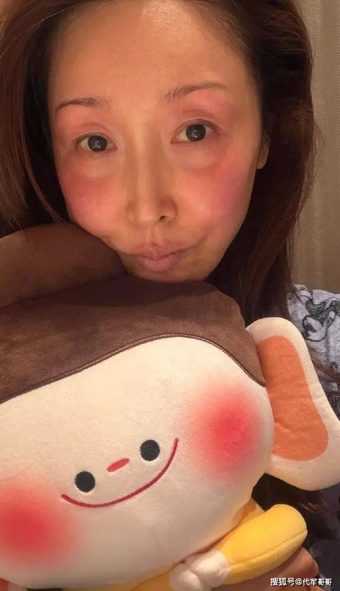 孙悦自曝录春晚被冻伤，嫁给大9岁二婚富豪，如今53岁婚姻很幸福