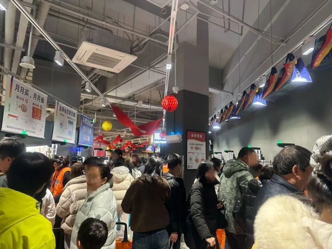 奥乐齐南京巧刻广场首日开业客流  作者拍摄