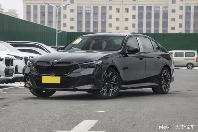 宝马低头了？2026款5系官降9万还送配置，这波操作太狠了