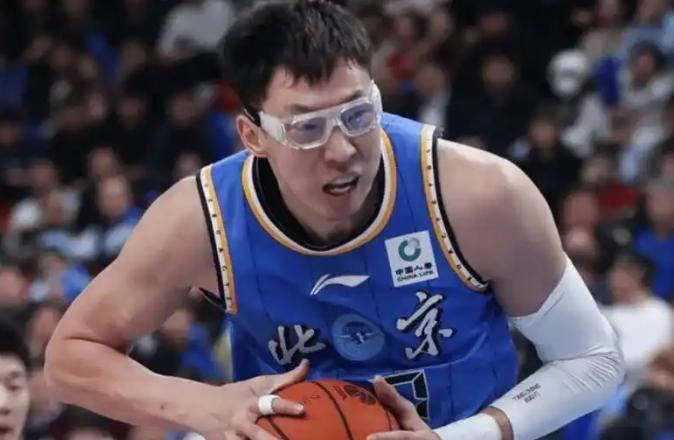 周琦伤退赛场，冲突真相揭秘，名帅许利民回应引关注