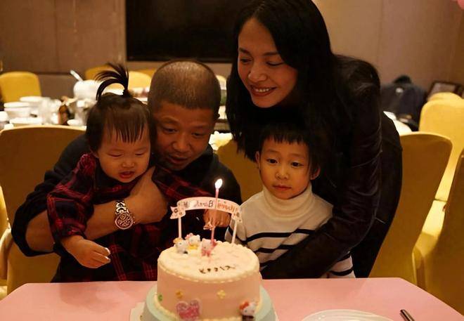 姚晨如今一儿一女，婚姻幸福，老公曹郁一脸憨厚，面相温柔