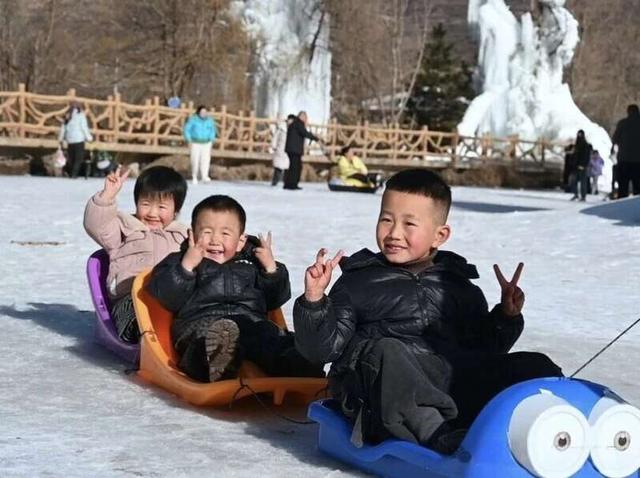 “冰雪之约，畅游遮阳”冰雪嘉年华活动现场，小朋友在冰面上玩耍。受访者供图