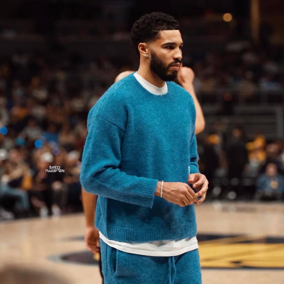 塔图姆晒场边观战照，复出计划悬而未决